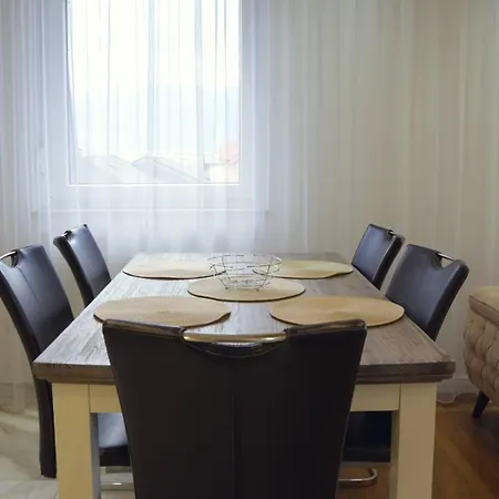 Triple A Apartment *